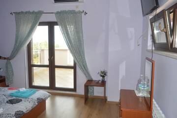 Фото номера Двухместный номер с 1 кроватью и балконом Гостевой дом Guest House Camellia г. Берковица 3